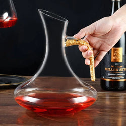 Très belle carafe en cristal avec poignet dorée