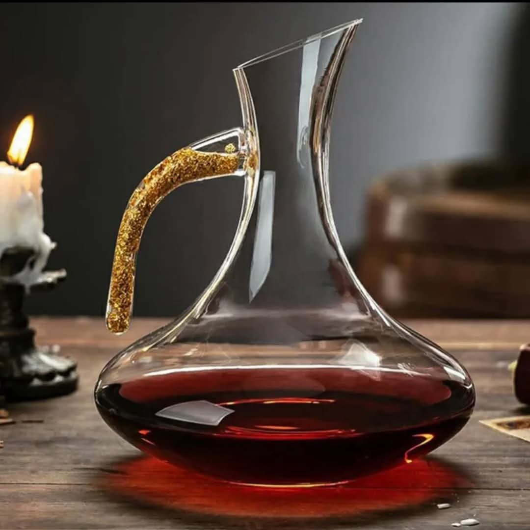 Très belle carafe en cristal avec poignet dorée